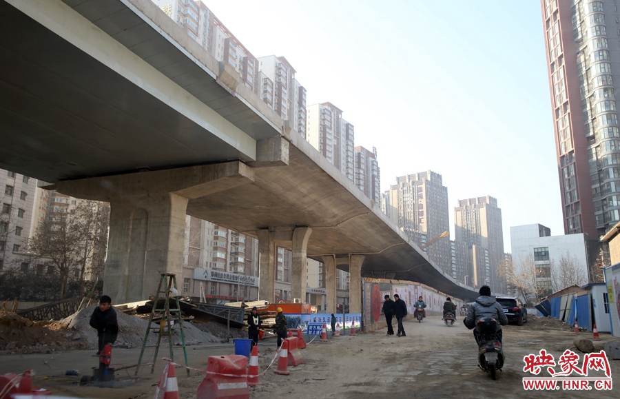 由西向東方向，嵩山南路出口以東，仍在緊張施工中。