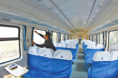 硬座車廂 藍(lán)色座套，清清爽爽。