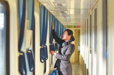 臥鋪車廂 半包式，更具私密性和舒適性。