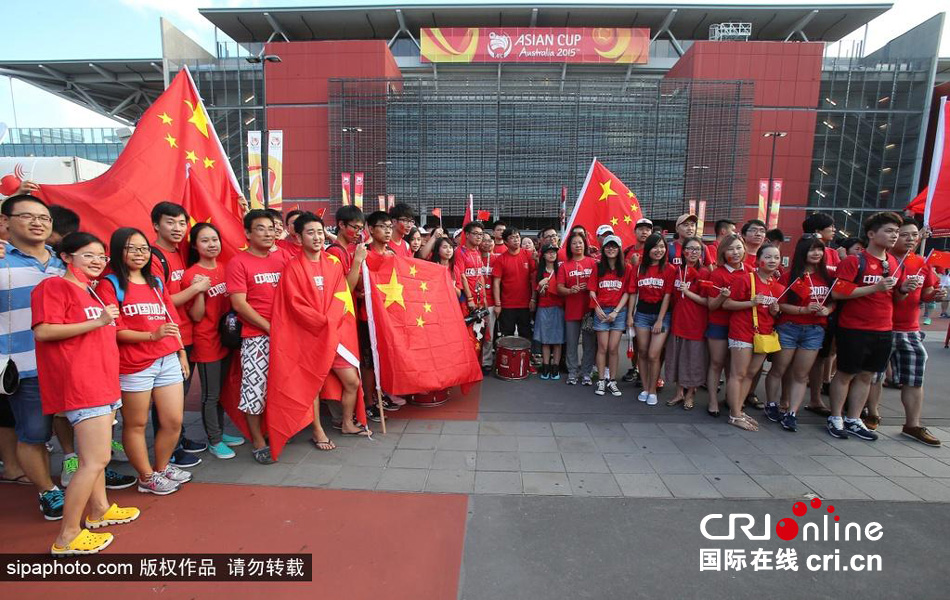 北京時(shí)間1月10日，中國(guó)隊(duì)迎來亞洲杯首場(chǎng)比賽，賽前中國(guó)球迷揮舞國(guó)旗進(jìn)場(chǎng)，為國(guó)足助威。