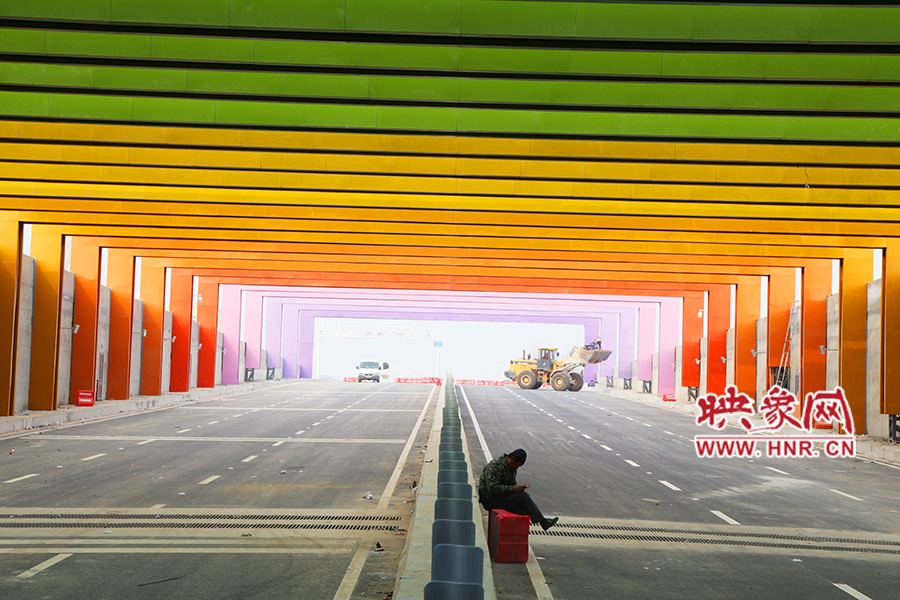 圖為一工人在隧道內(nèi)休息。