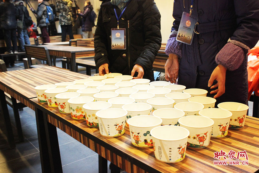 施粥人員準(zhǔn)備了一次性飯盒，方便市民攜帶。