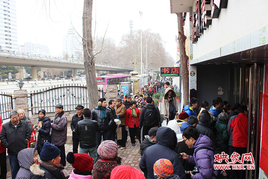 施粥現(xiàn)場排起近百米長隊(duì)。