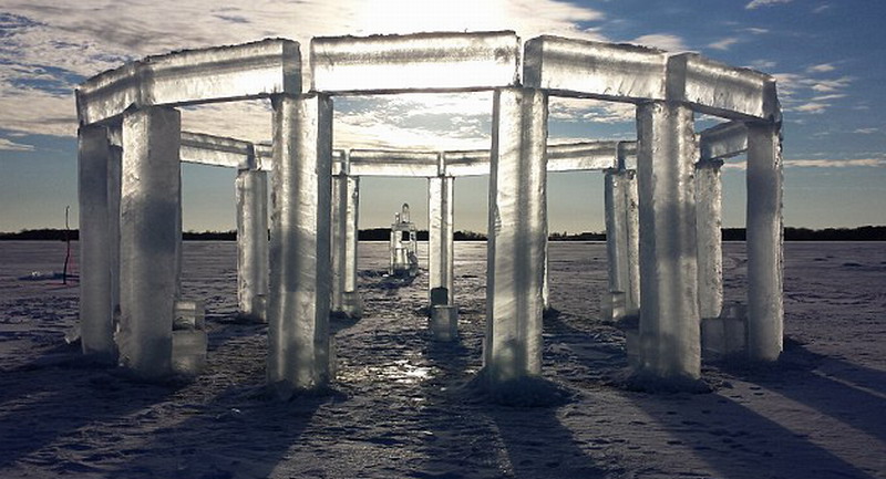 5名美國人制造冰柱版巨石陣。（網(wǎng)頁截圖）