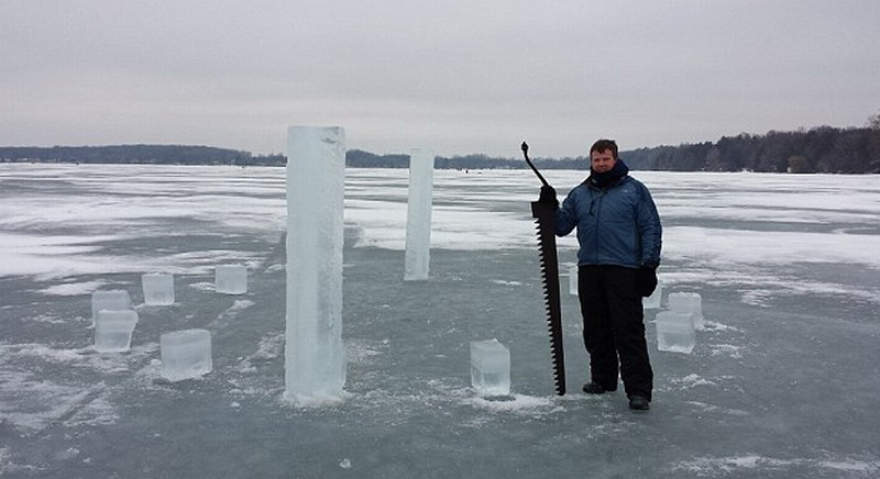 　這5名美國人使用鏈鋸和冰刀切割冰塊，用了2周時間才建成巨大的冰柱巨石陣。（網(wǎng)頁截圖）