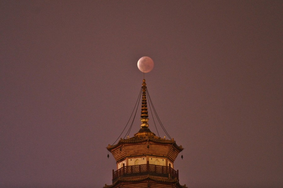 4月4日，廣東省廣州市，月全食與赤崗塔。（二次曝光）石榴/CFP
