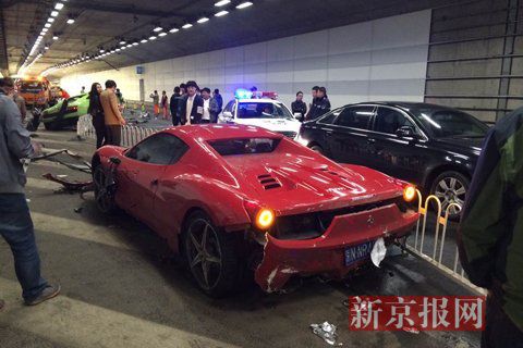 一輛蘭博基尼與一輛法拉利發(fā)生事故，現(xiàn)場狀況慘烈