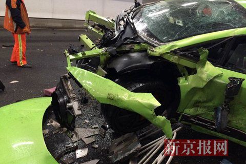 一輛蘭博基尼與一輛法拉利發(fā)生事故，現(xiàn)場狀況慘烈