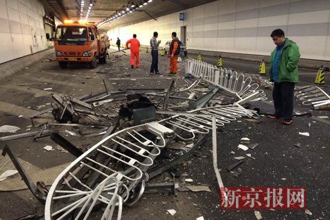 一輛蘭博基尼與一輛法拉利發(fā)生事故，現(xiàn)場狀況慘烈