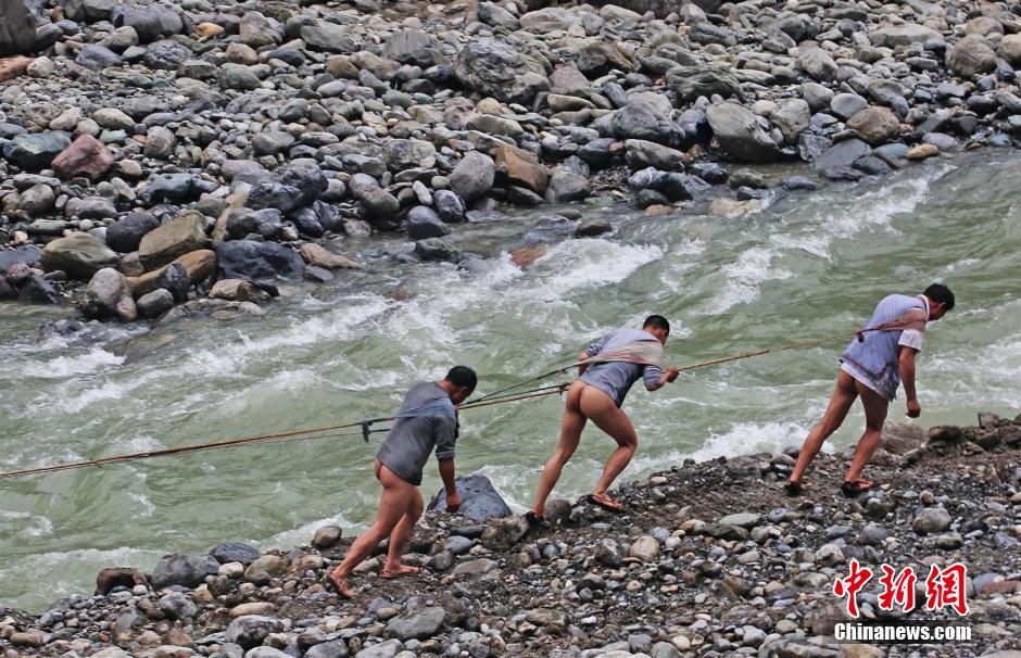 圖為原始古樸的纖夫拉纖。