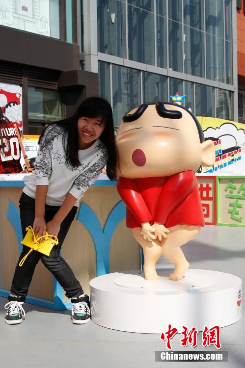 4月22日，游客與蠟筆小新合影?！跋灩P小新25周年紀念特展”日前在北京開展，吸引了不少市民游客。
