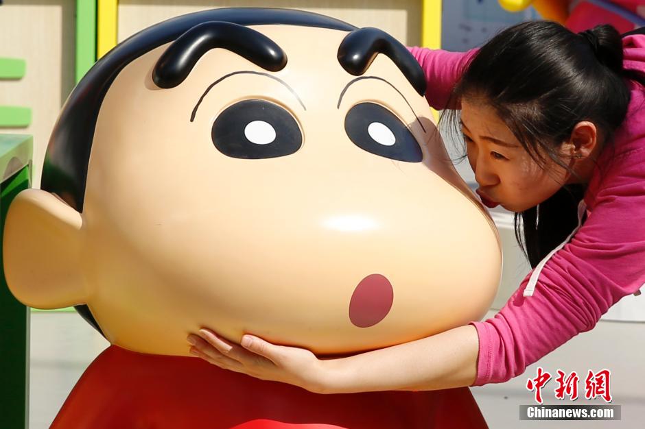 4月22日，游客與蠟筆小新合影?！跋灩P小新25周年紀念特展”日前在北京開展，吸引了不少市民游客。