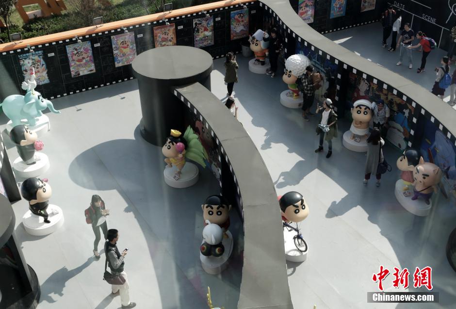 4月22日，游客與蠟筆小新合影。“蠟筆小新25周年紀念特展”日前在北京開展，吸引了不少市民游客。