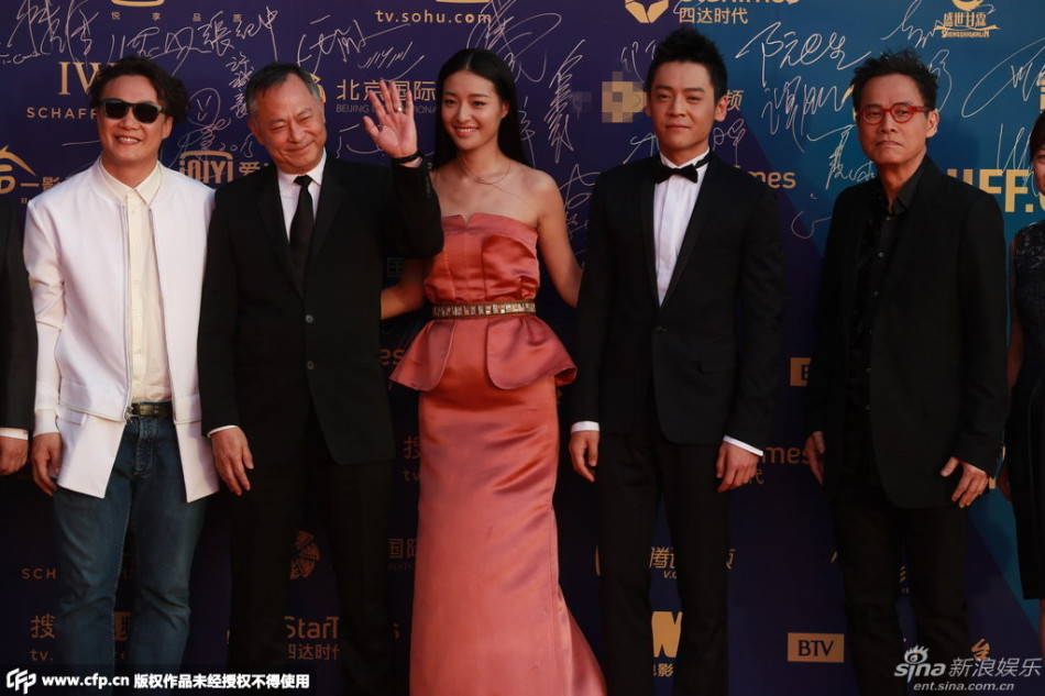 北影節(jié)閉幕豐胸美腿爭(zhēng)艷 新老女神齊來襲