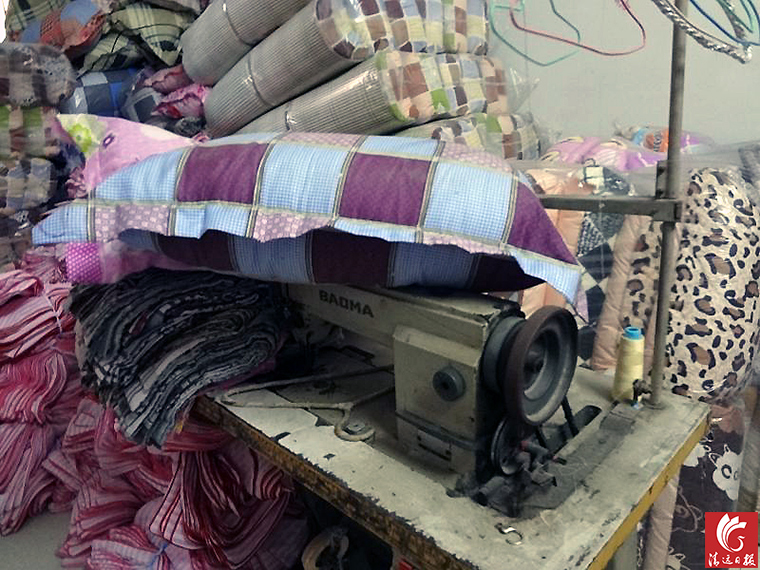 作坊一角。執(zhí)法人員稱，該作坊利用廢舊棉花和劣質絮用纖維進行違法加工。
