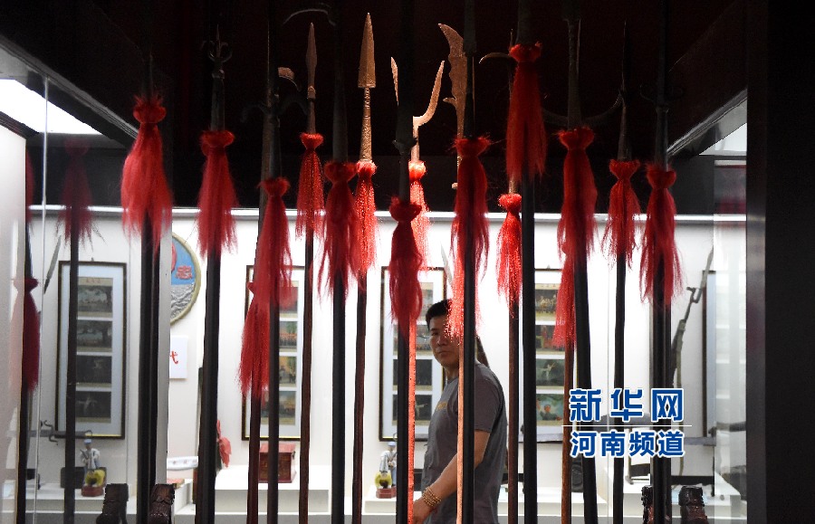 4月26日，參觀者在兵器展覽館內(nèi)參觀。