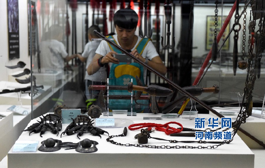 4月26日，參觀者在兵器展覽館內(nèi)拍攝展品。