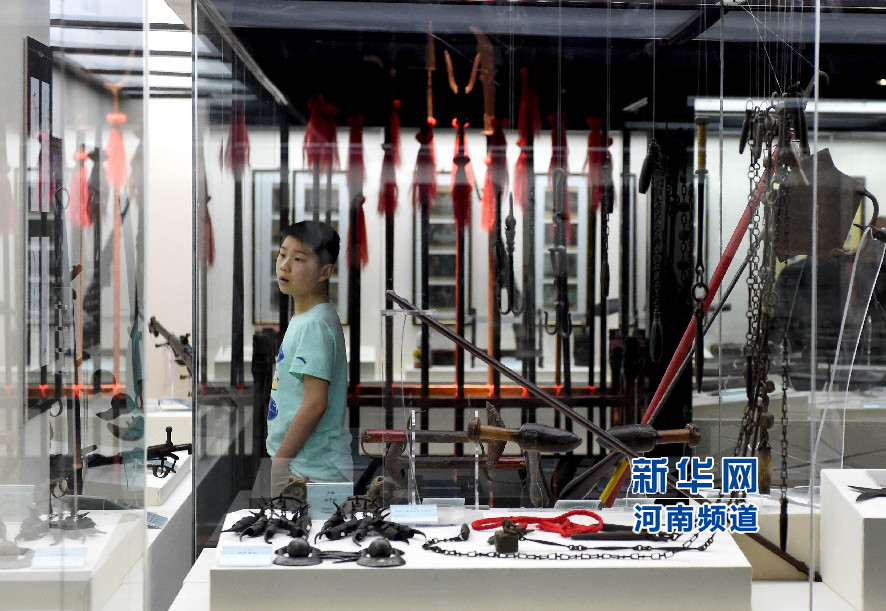 4月26日，參觀者在兵器展覽館內(nèi)參觀。