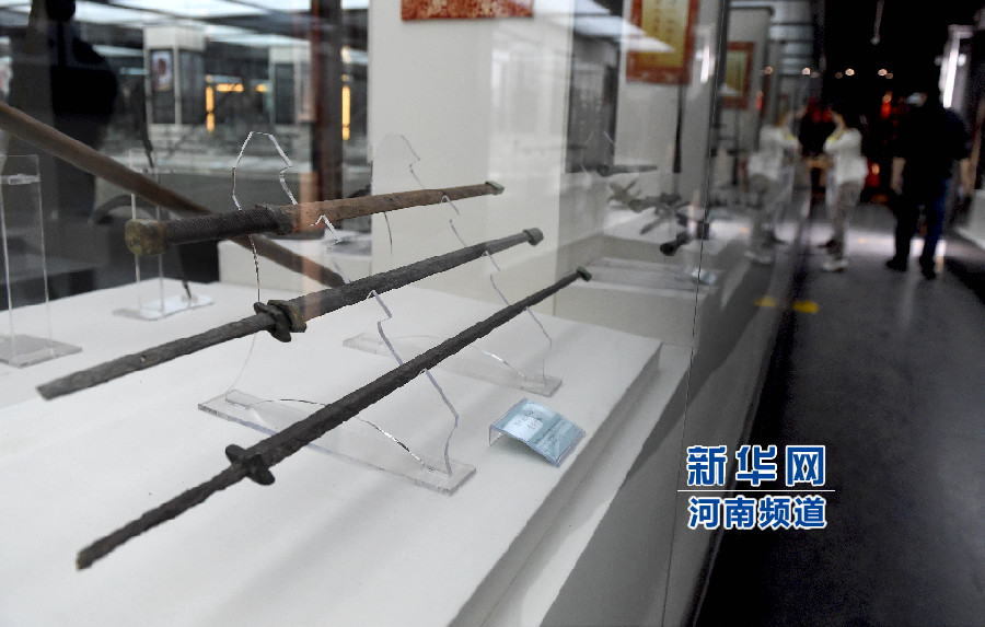 4月26日，參觀者在兵器展覽館內(nèi)參觀。