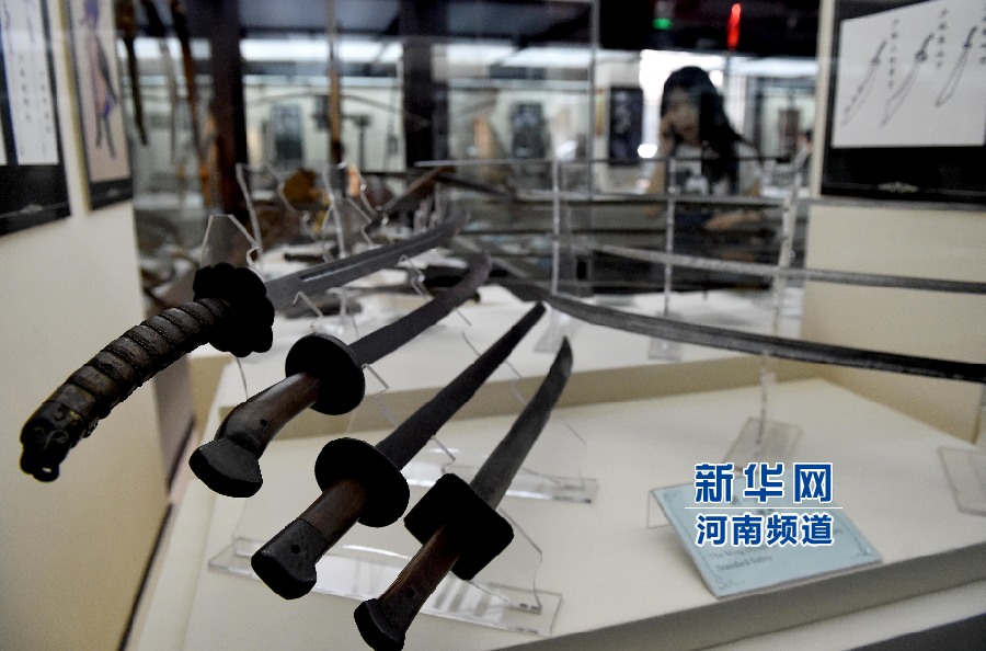 4月26日，參觀者在兵器展覽館內(nèi)參觀。