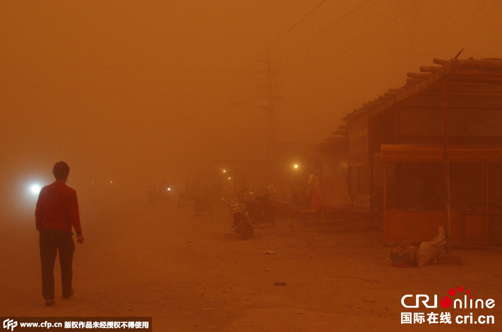 巴扎上的車輛紛紛打開車燈。