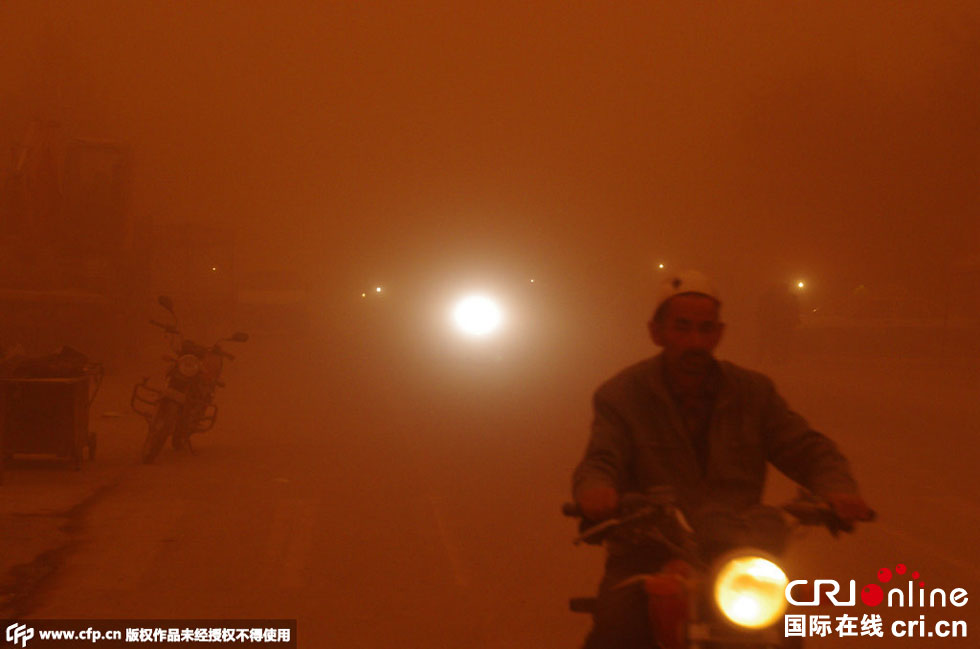 巴扎上的行人紛紛回家。　圖片來源：CFP