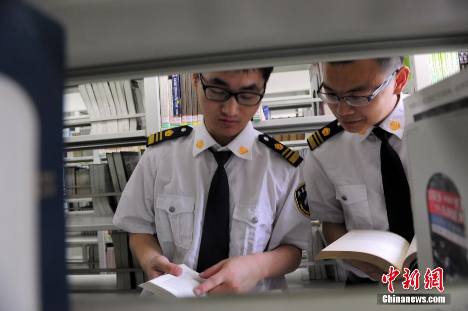 5月8日，武漢輕工大學(xué)圖書(shū)館保安吳濤與江力在圖書(shū)館交流學(xué)習(xí)。