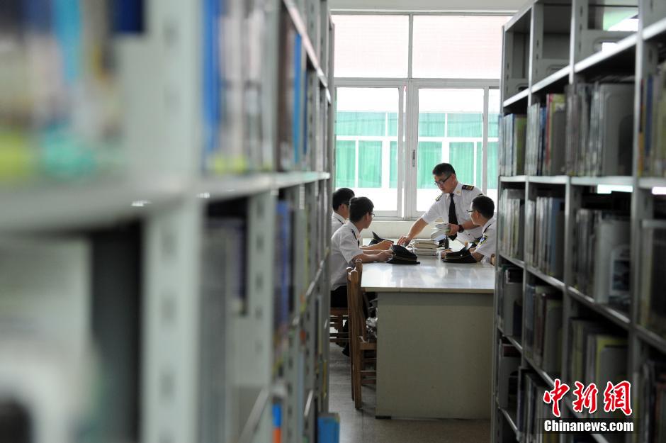 5月8日，武漢輕工大學(xué)保安吳濤、江力、黃凱、萬(wàn)文杰在圖書(shū)館學(xué)習(xí)中。中新社發(fā) 張暢 攝