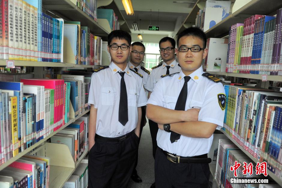 　5月8日，武漢輕工大學(xué)圖書(shū)館保安吳濤、江力、黃凱、萬(wàn)文杰。中新社發(fā) 張暢 攝