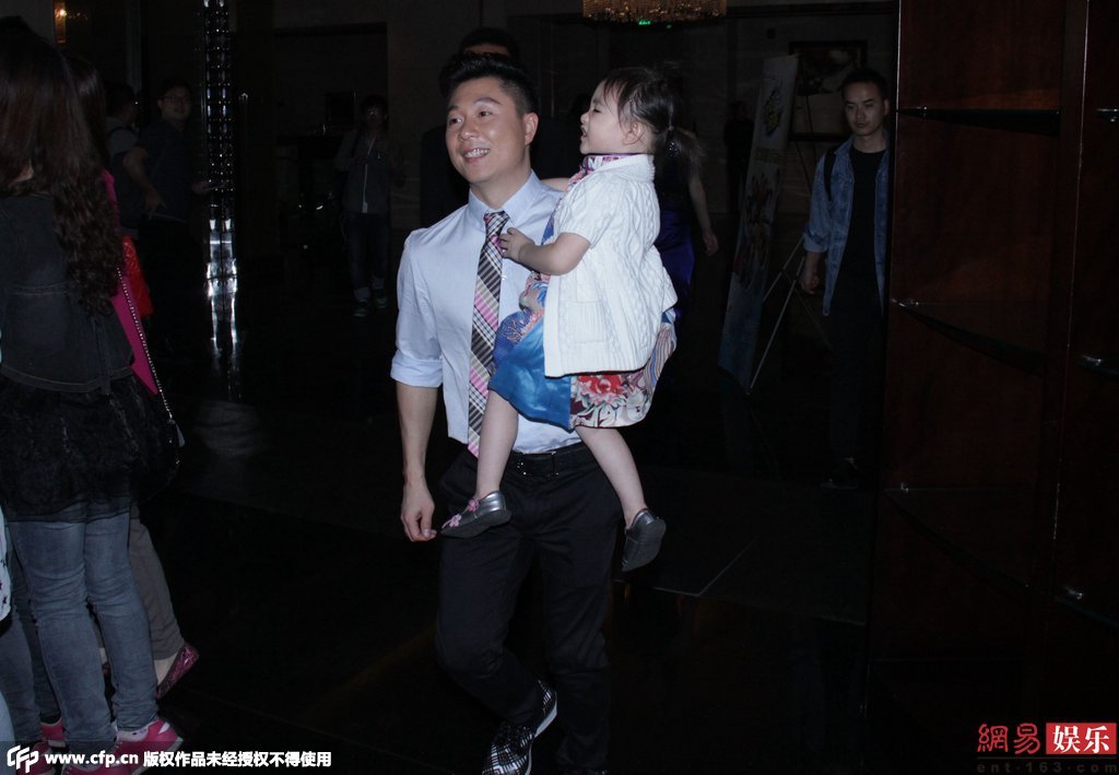 近日李小鵬抱女兒快步離開活動(dòng)現(xiàn)場(chǎng)。