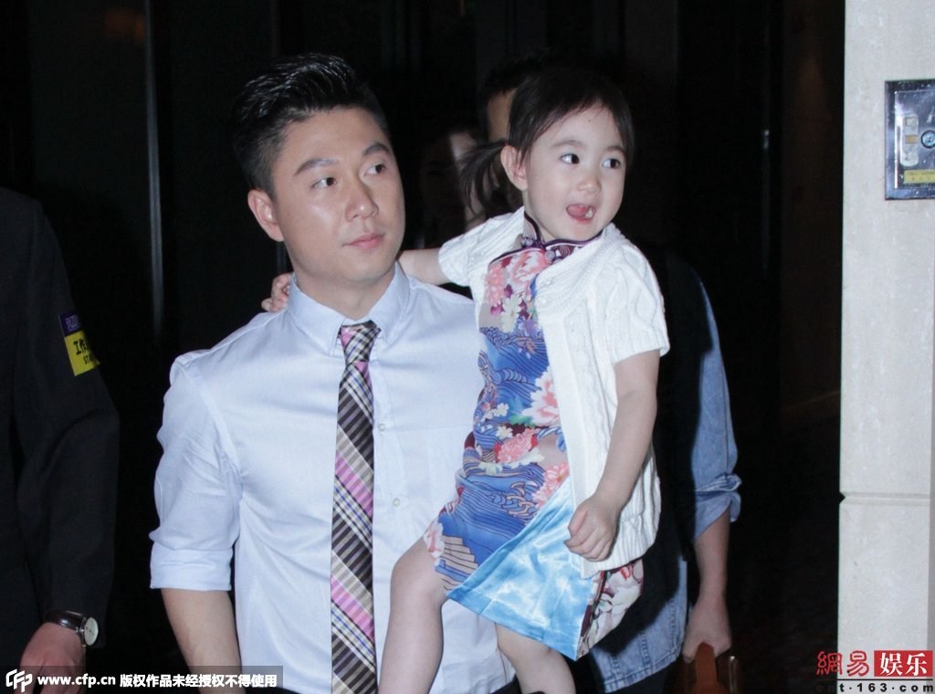 女兒奧莉身穿花旗袍配白色外套，還不停做表情賣萌搶鏡。