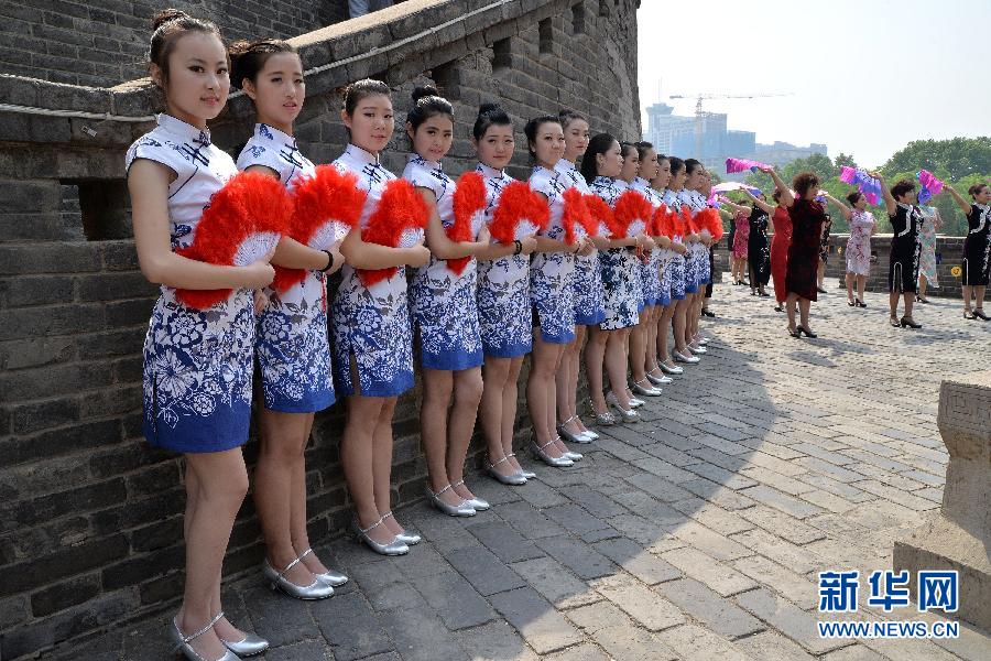 15萬人同秀旗袍 展現(xiàn)中國(guó)服飾之美