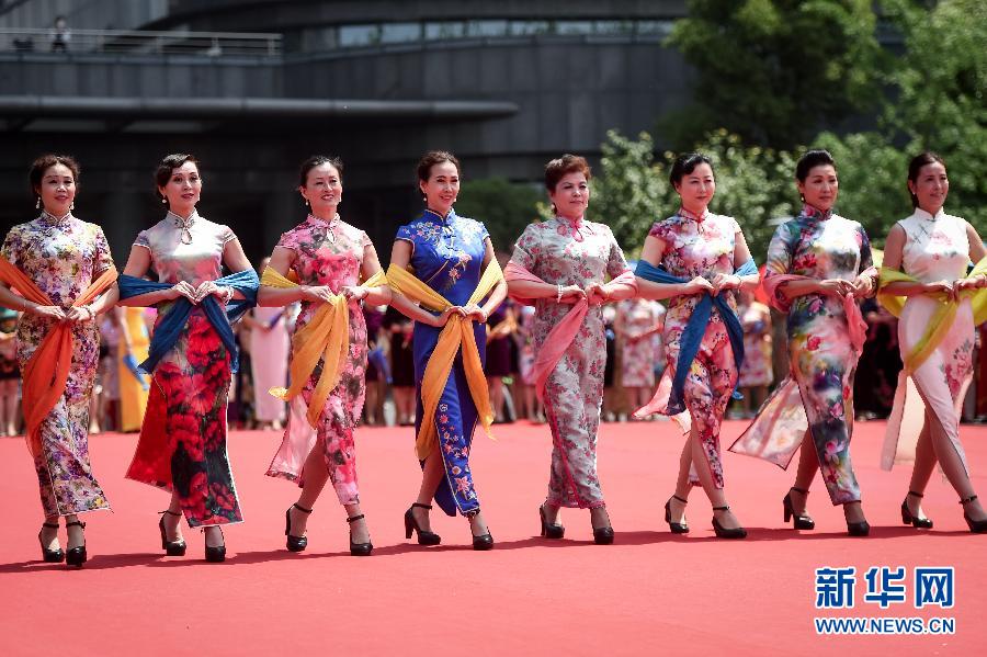 15萬人同秀旗袍 展現(xiàn)中國(guó)服飾之美