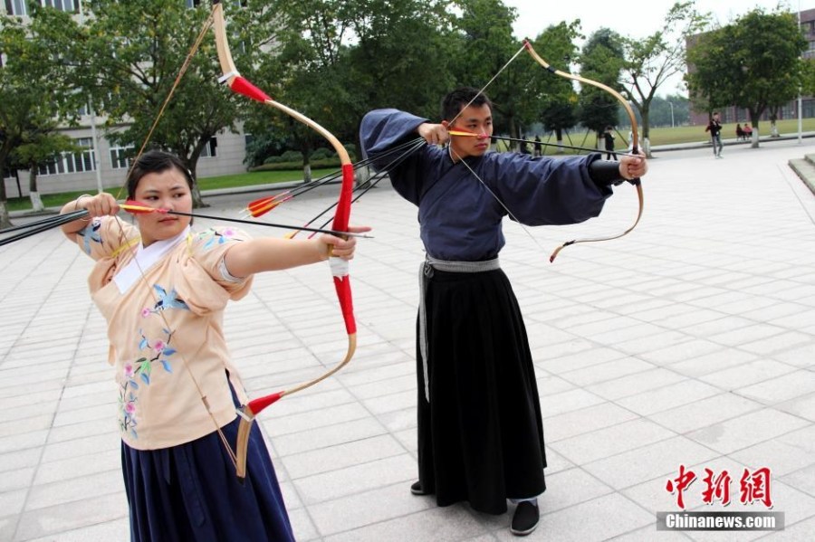 圖為課余練習(xí)射箭的“神雕俠侶”胡雅潔和胡默齋。