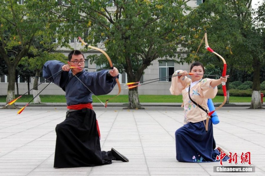 圖為課余練習(xí)射箭的“神雕俠侶”胡雅潔和胡默齋。