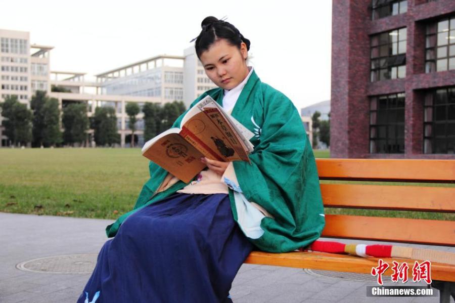 穿漢服在校園讀書(shū)的胡雅潔。