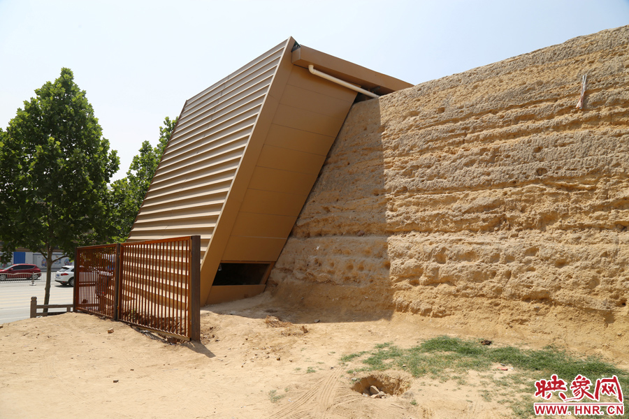 千年商都遺址仿佛披上“黃金甲”。