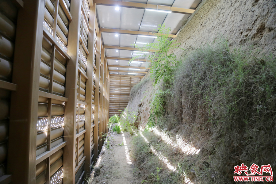 鄭州市商城遺址保護(hù)管理處對(duì)該節(jié)點(diǎn)1700米城垣兩側(cè)斷面遺址進(jìn)行保護(hù)性設(shè)施建設(shè)。