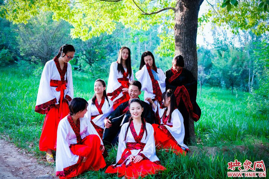 這片樹(shù)蔭留下我們太多的歡聲笑語(yǔ)。