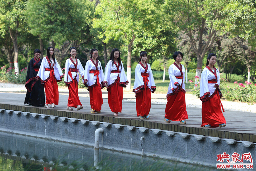 在校園里再走走，下次又不知道是何年何時(shí)。