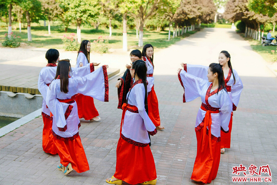 走遍校園的每個(gè)角落，只為你能盡可能將有關(guān)的記憶都帶走。