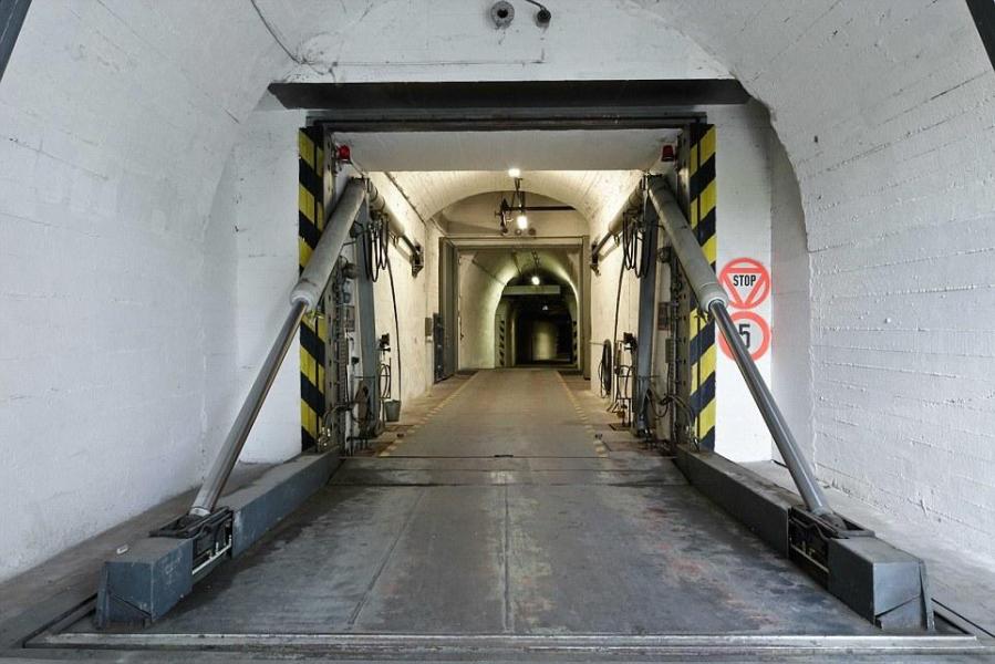 圖為地堡內(nèi)的通道，皆配備攝像頭。