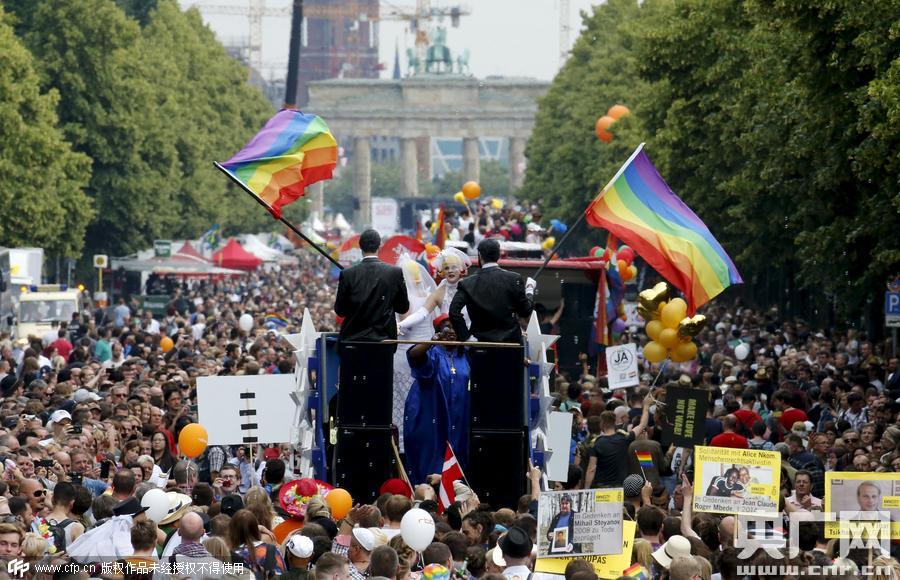 德國(guó)柏林，當(dāng)?shù)嘏e行同性戀驕傲大游行