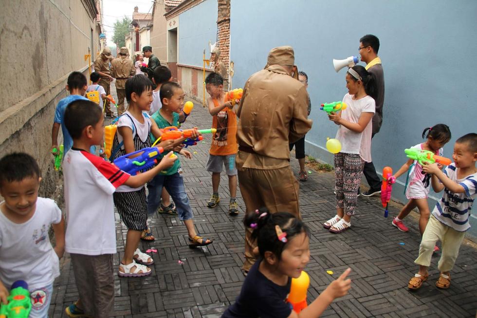 孩子們持水槍打鬼子。