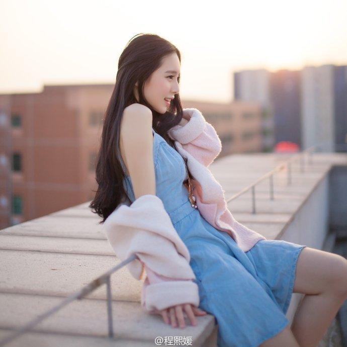 廈大?；ǔ涛蹑虑寮儗?xiě)真獲贊 素顏美到窒息