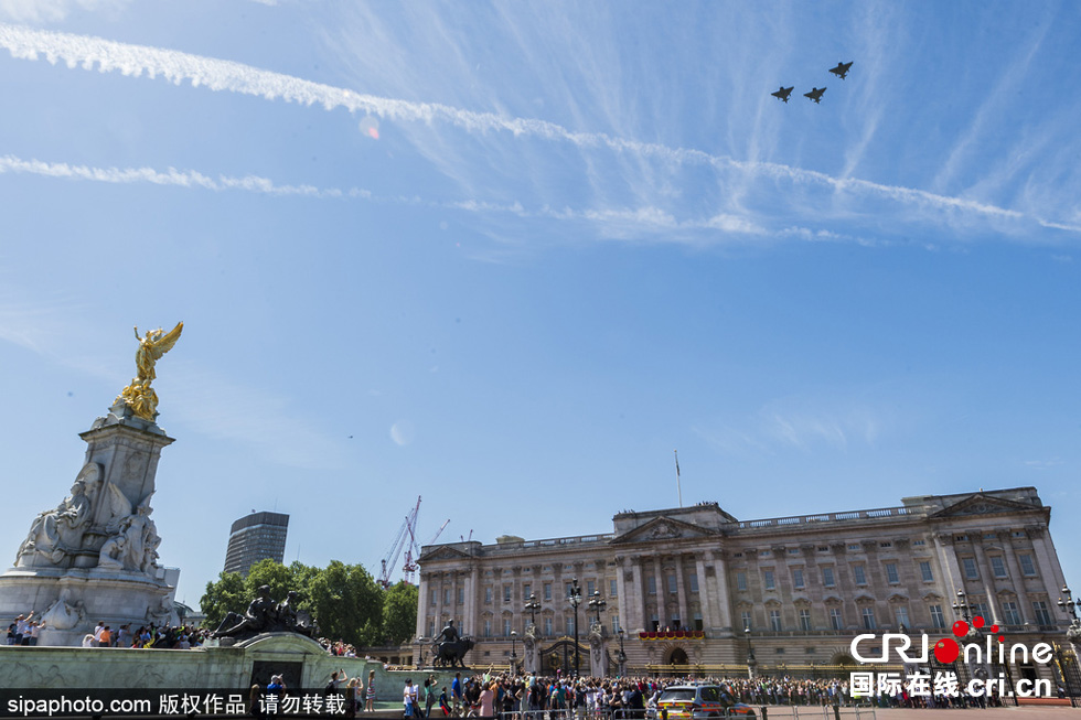 數(shù)架颶風(fēng)噴火戰(zhàn)斗機和臺風(fēng)戰(zhàn)斗機編隊飛躍白金漢宮上空，參加了紀(jì)念儀式。