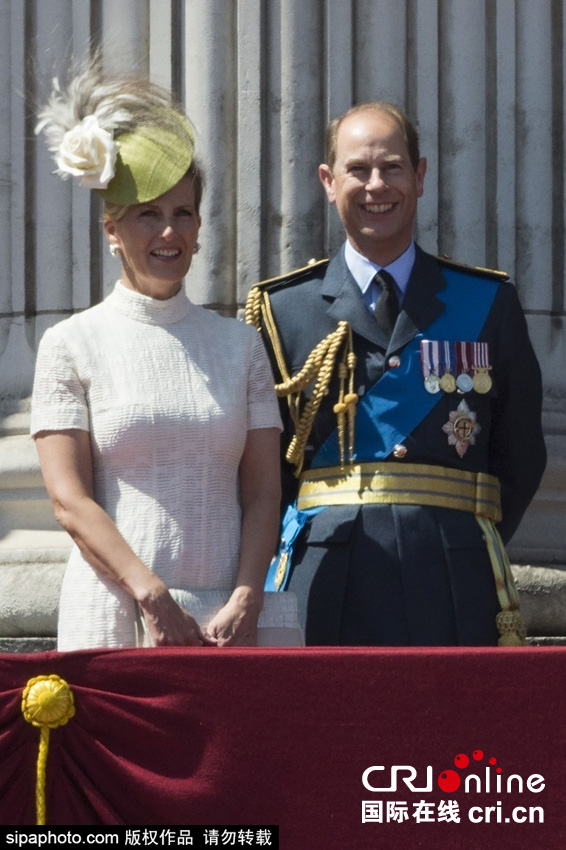 英國女王伊麗莎白二世攜眾王室成員觀看空軍飛行表演。