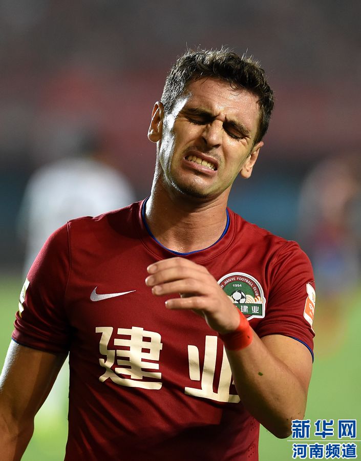 7月19日，河南建業(yè)隊球員伊沃錯失破門機會。新華社記者李博攝