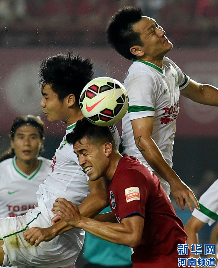 7月19日，河南建業(yè)隊球員哈維爾（右二）在比賽中與對手爭搶頭球。