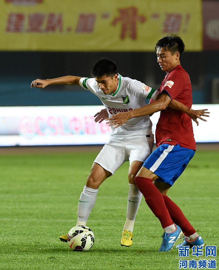 7月19日，杭州綠城隊球員黃希揚（左）在比賽中控球。